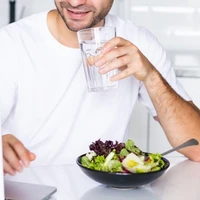 نوشیدن آب همراه با غذا مفید است یا مضر؟
