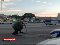 صحنه تماشایی از پلیس وظیفه‌‌شناس میانه‌ای به یک پیرمرد عصا به دست