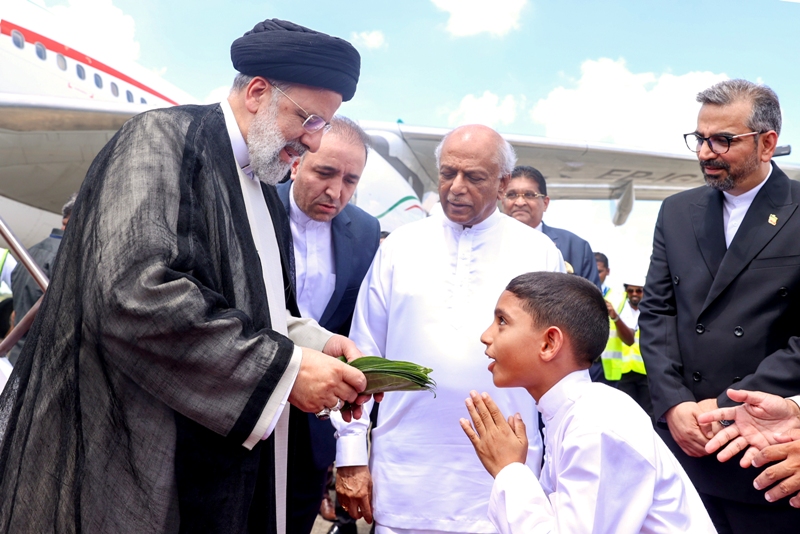 عکس/ استقبال جالب از رئیس جمهور در فرودگاه سریلانکا جزیره خاص آسیا