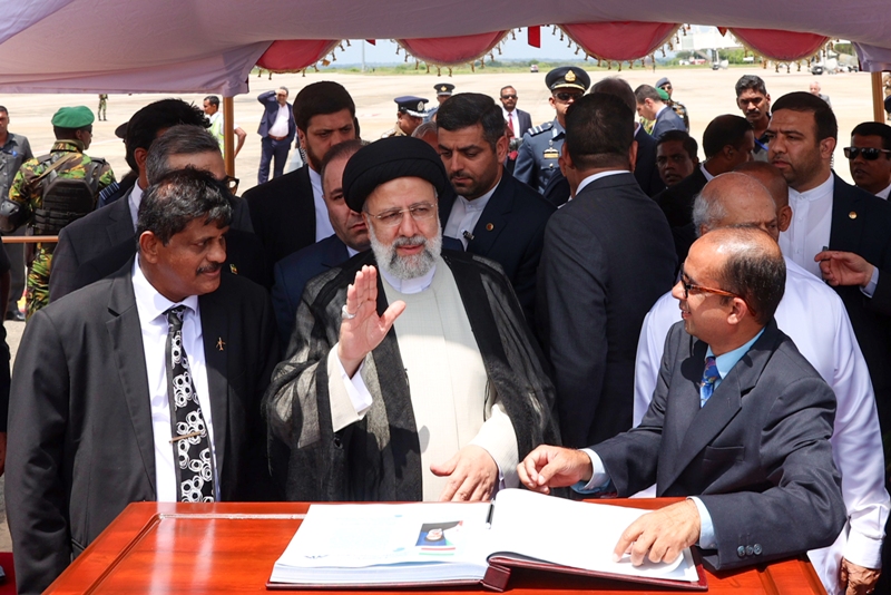 عکس/ استقبال جالب از رئیس جمهور در فرودگاه سریلانکا جزیره خاص آسیا