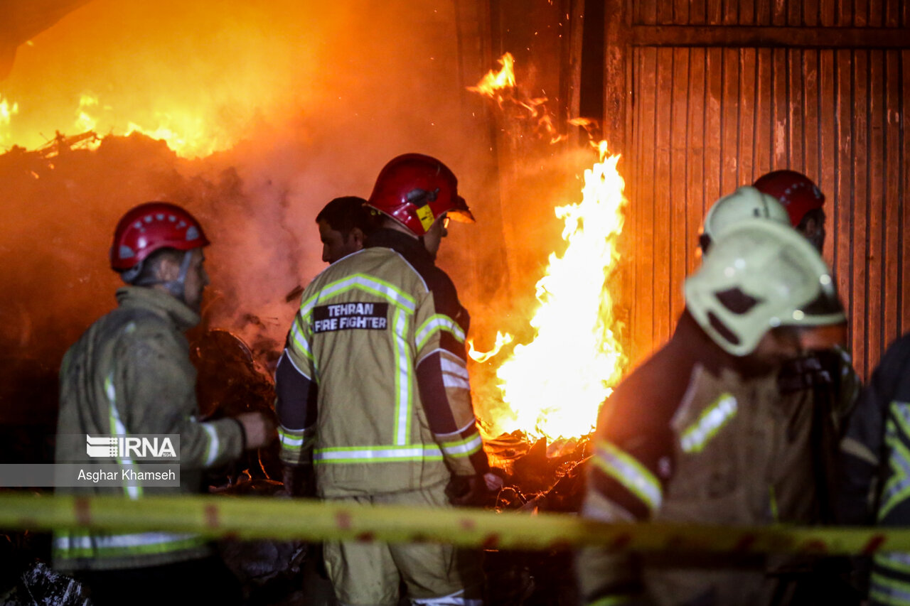 عکس/ آتش سوزی انبار لاستیک در جنوب تهران