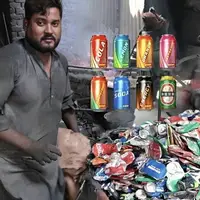 فرآیند تولید دیگ و ماهیتابه با قوطی فلزی نوشابه توسط کارگران پاکستانی