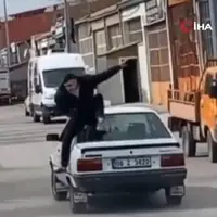 حرکت جنون‌آمیز مرد جوان وسط خیابان؛ نشستن روی سقف خودرو!