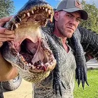 مبارز MMA با دست خالی تمساح عظیم‌الجثه را شکار کرد!