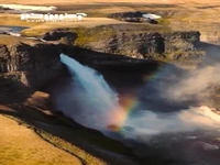 آبشاری زیبا در جنوب ایسلند