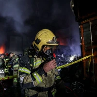 عکس/ آتش‌سوزی انبار لاستیک در جنوب تهران