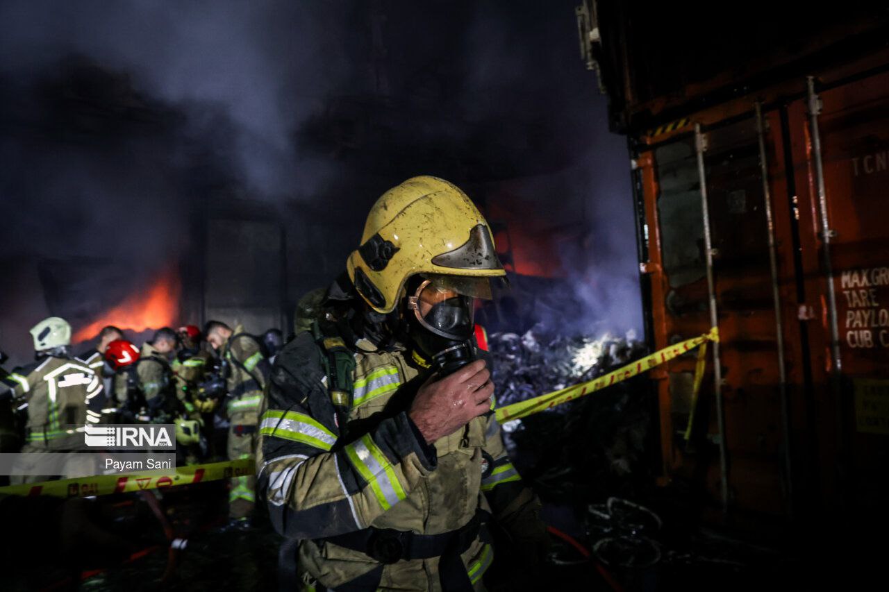 عکس/ آتش‌سوزی انبار لاستیک در جنوب تهران
