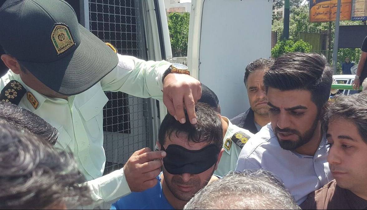 بازداشت مرد شروری که مردم را در اتوبوس با زنجیر کتک زد