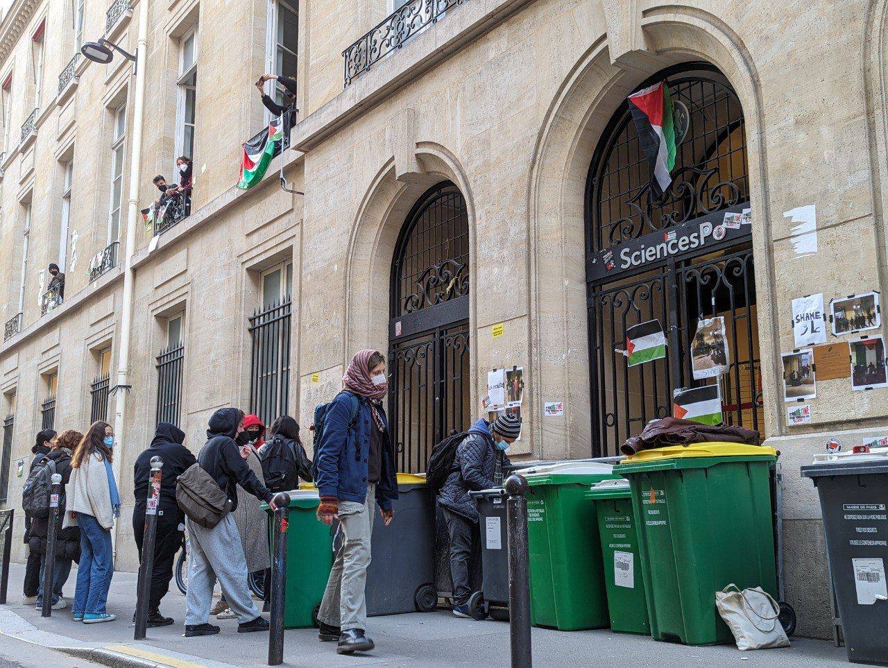 عکس/ تعطیلی دانشکده علوم سیاسی پاریس در پی اعتراض به نسل کشی در غزه