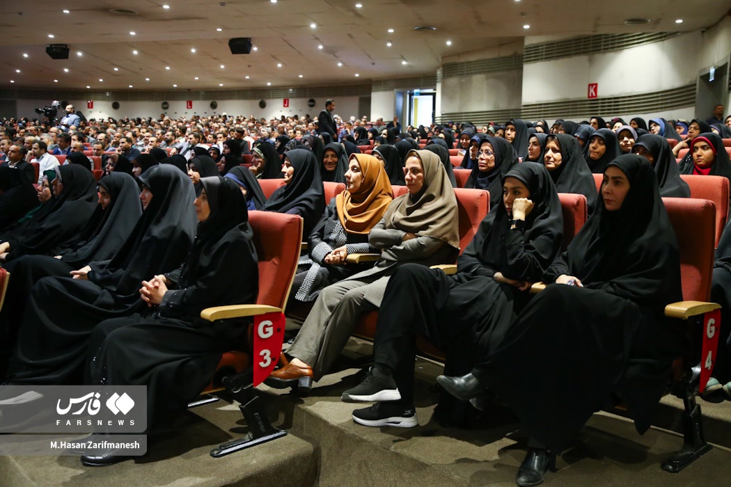 عکس/ تجلیل از معلمان نمونه کشوری با حضور رئیس جمهور