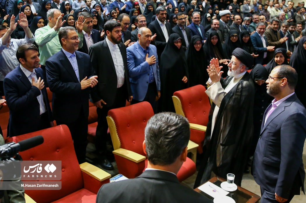 عکس/ تجلیل از معلمان نمونه کشوری با حضور رئیس جمهور