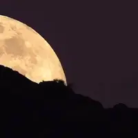 طلوع ماه برفراز آسمان خرم‌آباد