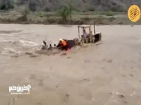 لحظات نفس‌گیر نجات چهار مرد از سیلاب عربستان