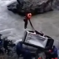 سقوط خودروی گردشگران در رودخانه