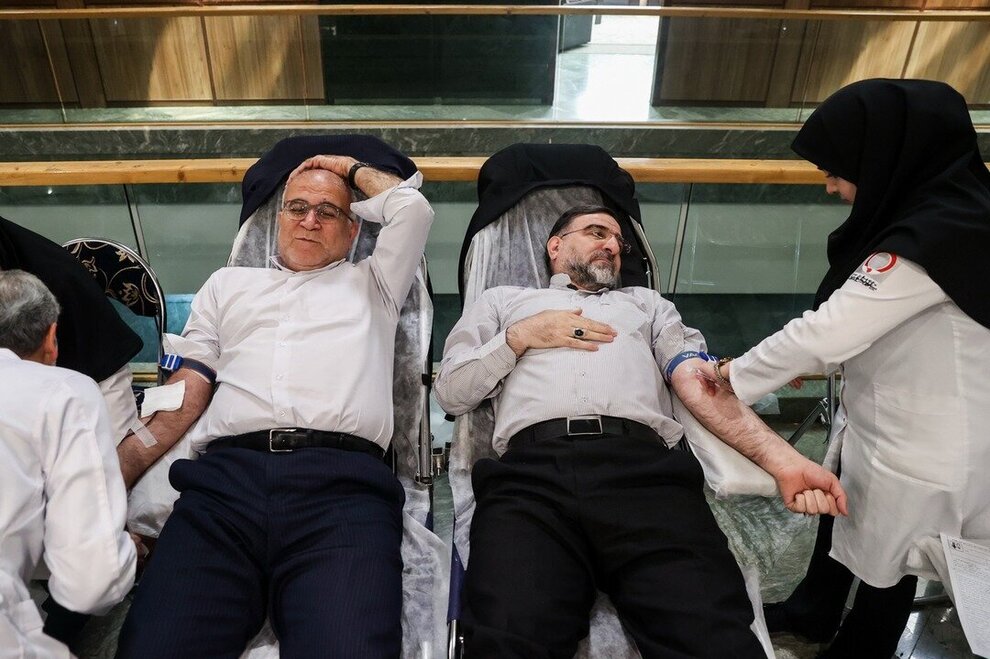 عکس/ نمایندگان مجلس درحال اهدای خون