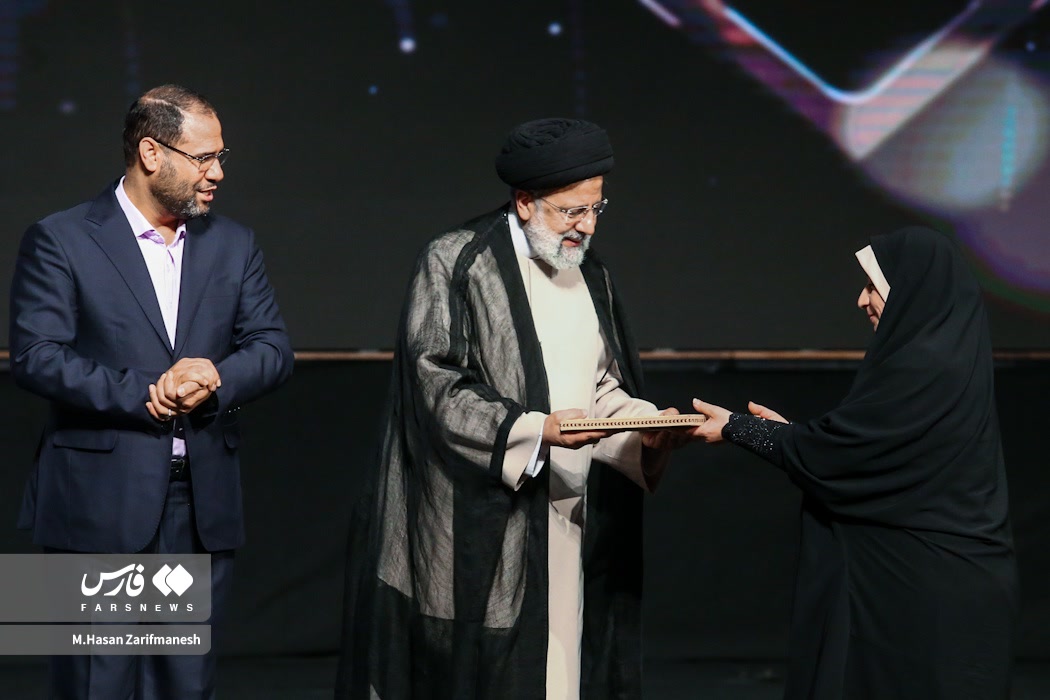 عکس/ تجلیل از معلمان نمونه کشوری با حضور رئیس جمهور