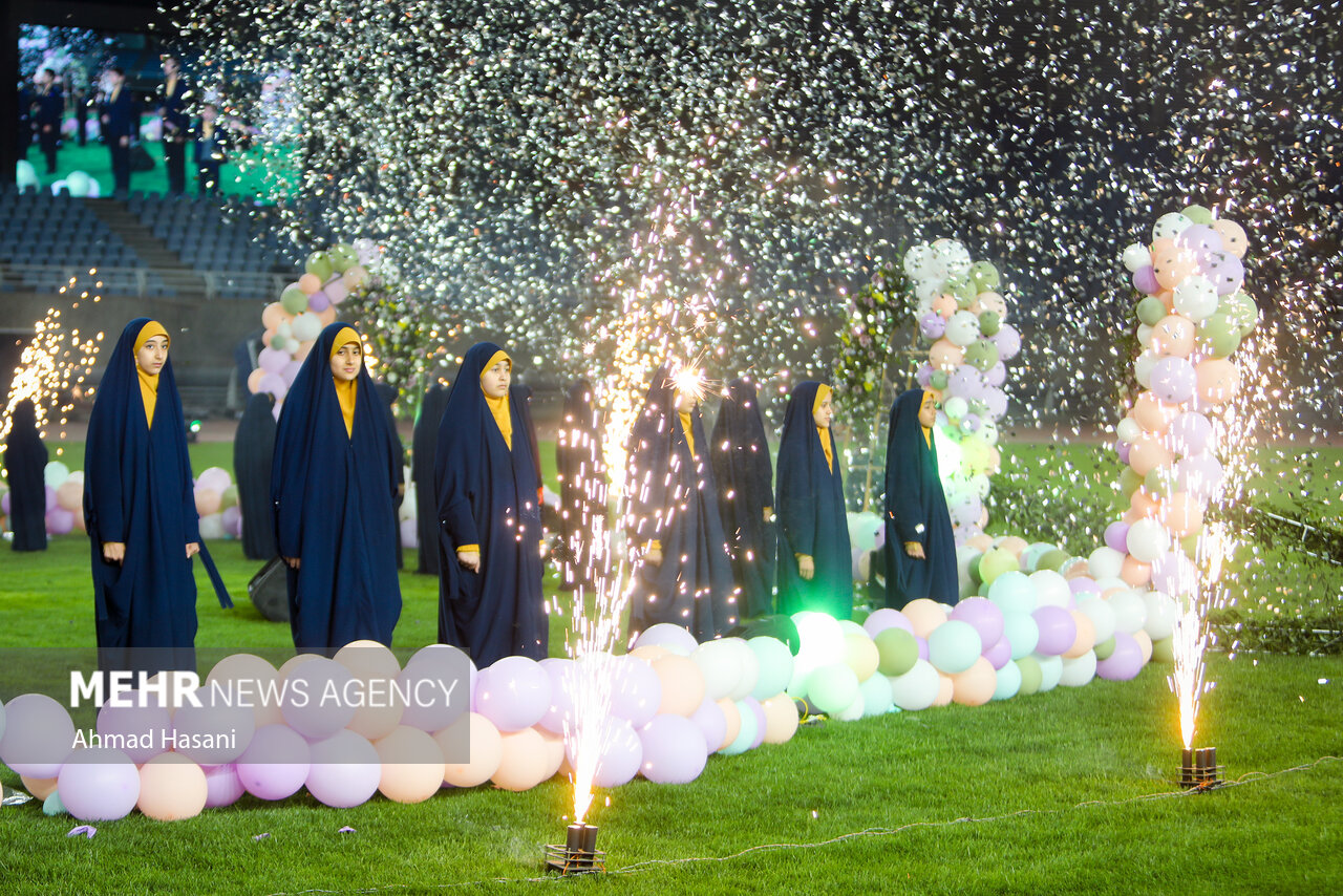 عکس/ جشن بزرگ خانوادگی «خداقوت کارگر» در ورزشگاه امام رضا(ع) مشهد