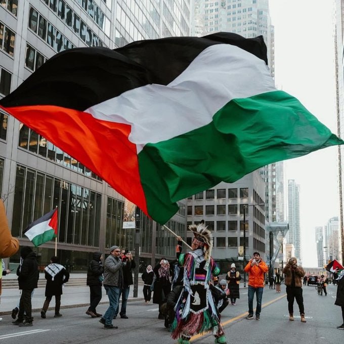 عکس/ پرچم فلسطین در دستان بازمانده نسل سرخپوست‌های آمریکا
