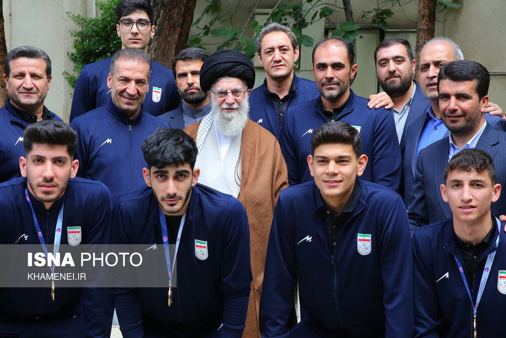 عکس/ دیدار تیم ملی والیبال دانش‌آموزی ایران با رهبر معظم انقلاب