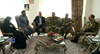دیدار فرمانده گروه ۹۹ پدافند هوایی نزاجا با خانواده جانباز متوفی «اکبری خندابی»