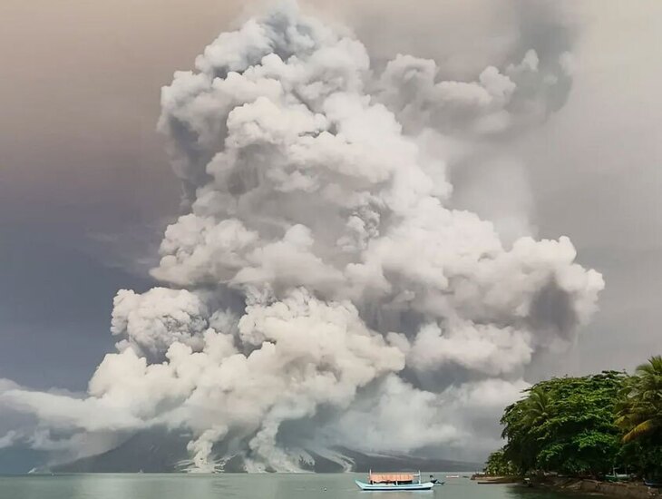 فوران آتشفشان کوه "روانگ" در اندونزی