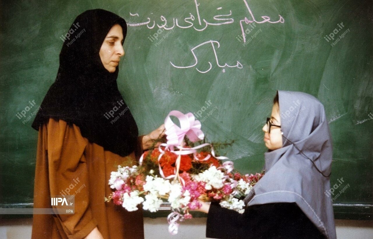 طنز/ عجایب هدیه روز معلم در دهه شصت و هفتاد