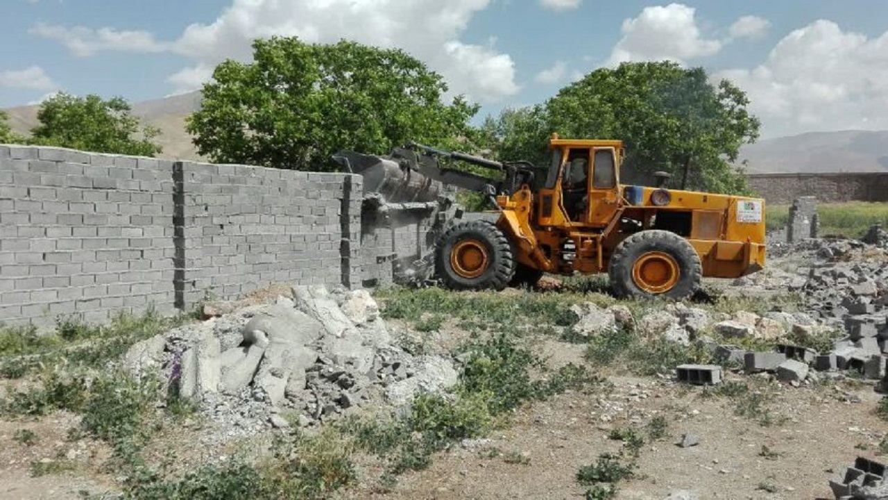 قلع‌و‌قمع ۴۸ بنای غیرمجاز در اراضی کشاورزی شهرستان سامان 