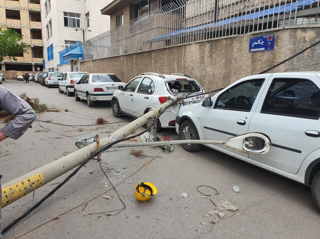 سقوط تیر برق بر روی ۲ خودرو در قزوین