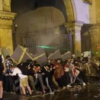 حمله معترضان گرجستانی به پارلمان در اعتراض به لایحه «عوامل خارجی»