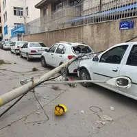 سقوط تیر برق بر روی ۲ خودرو در قزوین