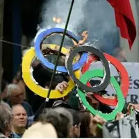 کارگران معترض در پاریس حلقه‌های المپیک را آتش زدند