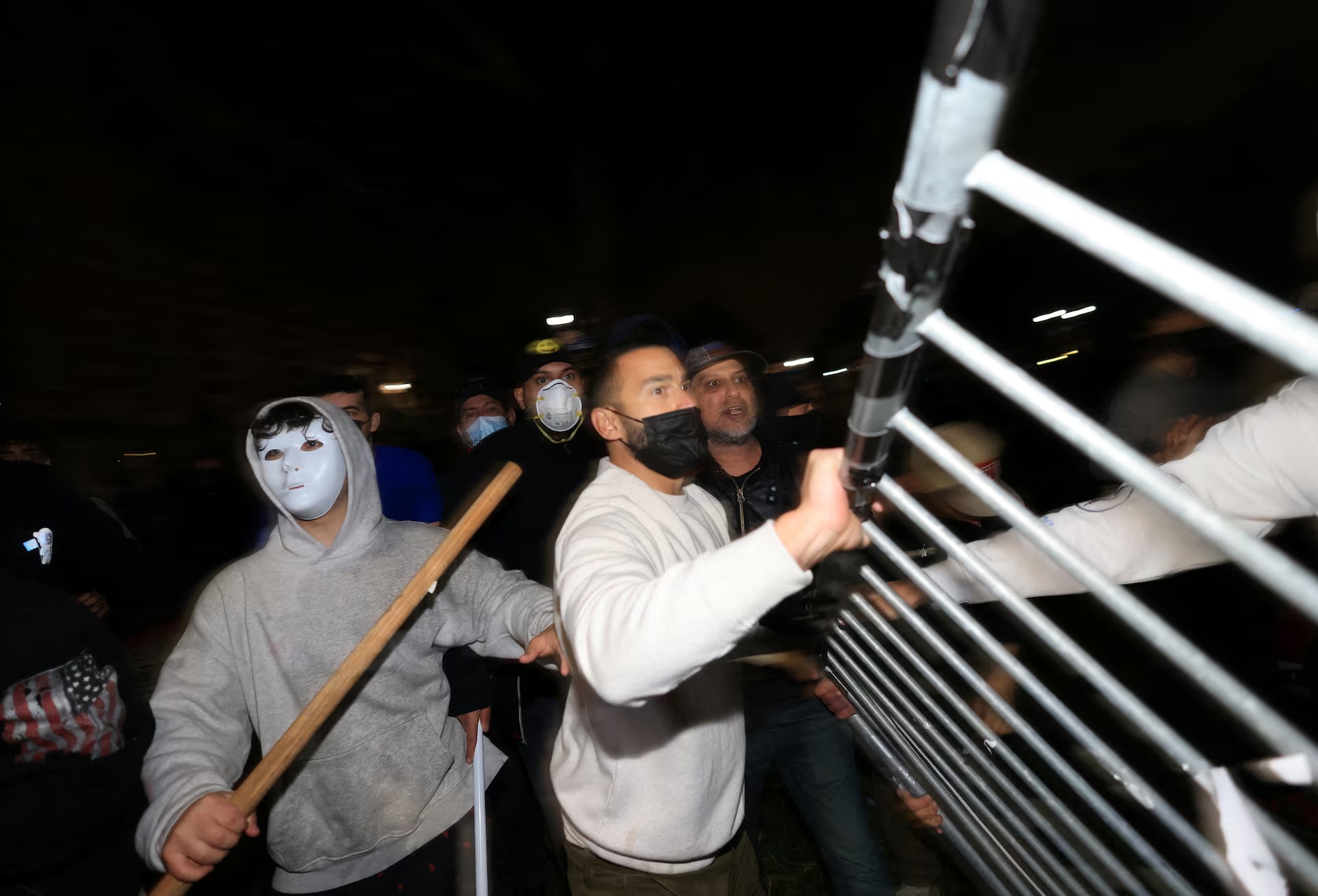 عکس/ حمله اوباش اجاره‌ای به تحصن دانشجویان دانشگاه کالیفرنیا