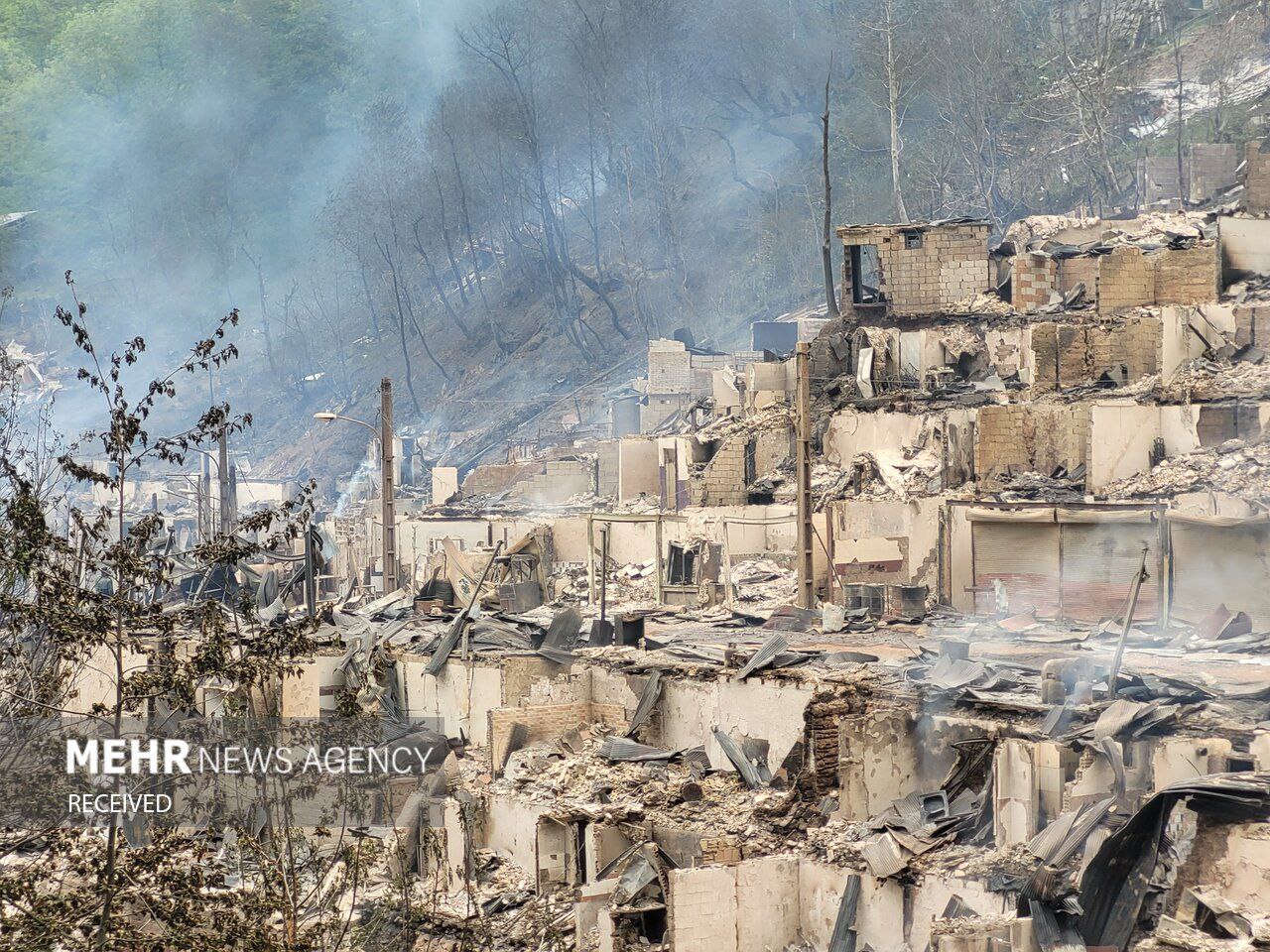 عکس/ آتش‌سوزی بیش از ۱۰۰ واحد مسکونی و تجاری در امامزاده ابراهیم(ع)