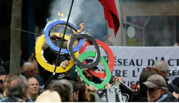 کارگران معترض در پاریس حلقه‌های المپیک را آتش زدند