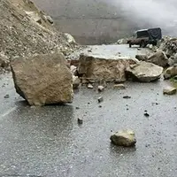 ریزش سنگ در جاده پلدختر ـ خرم‌آباد