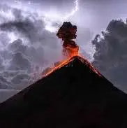  صحنه‌ای آخرالزمانی از برخورد صاعقه به فوران آتشفشان در گواتمالا