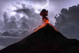  صحنه‌ای آخرالزمانی از برخورد صاعقه به فوران آتشفشان در گواتمالا
