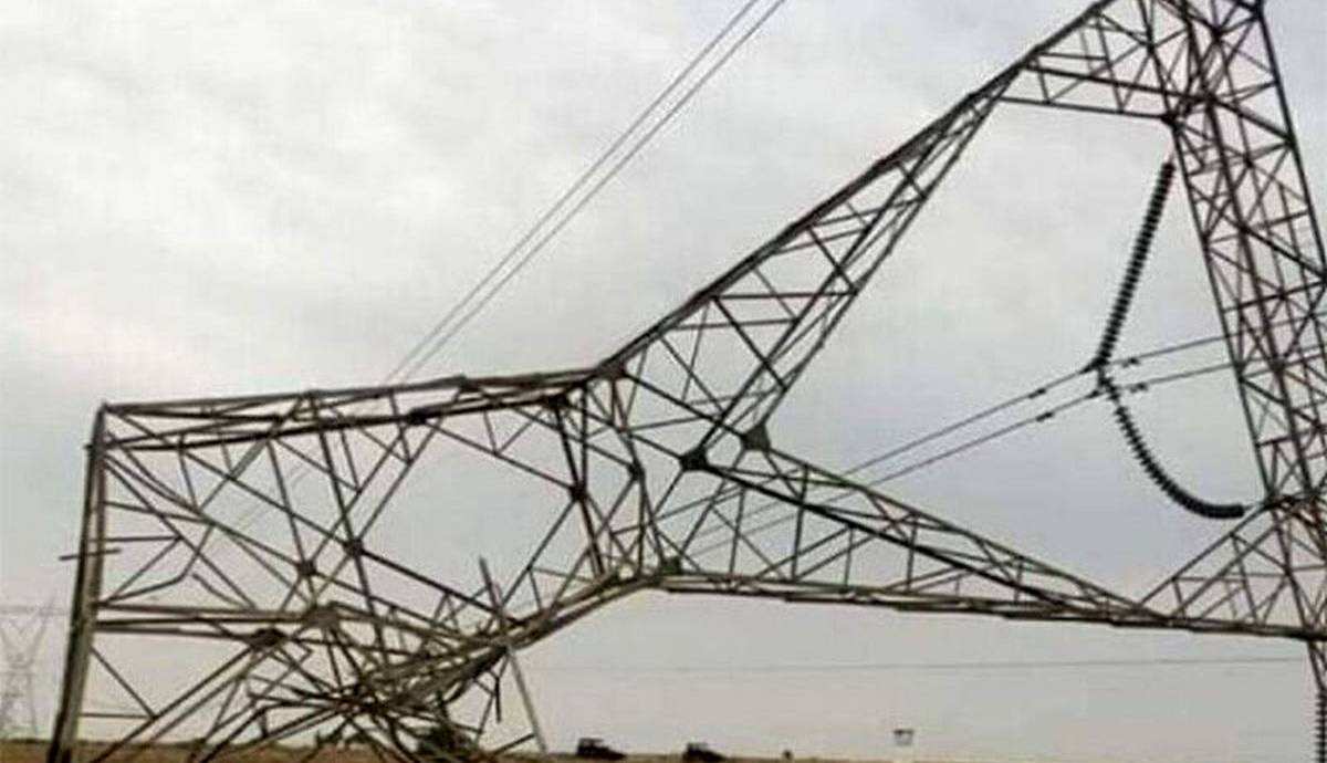 سقوط دکل برق در جاده آبادان-ماهشهر