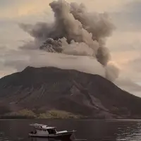 فوران دود و خاکستر از کوه آتشفشان اندونزی 