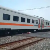 برخورد شدید قطار با یک مرد مسن