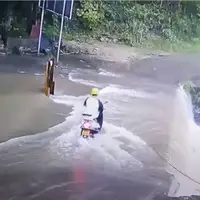 عبور موتورسوار خوش شانس از میان رودخانه