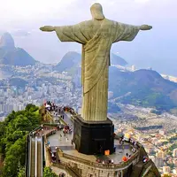مجسمه معروف عیسیبر بالای کوه کورکووادو در برزیل