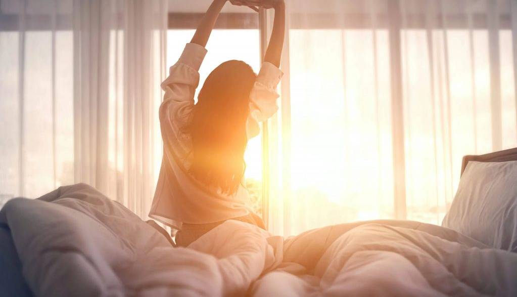این 4 عادت صبحگاهی را ترک کنید تا شاد باشید