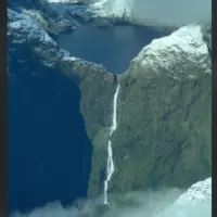 دریاچه کویل دریاچه ای زیبا در پارک ملی فیوردلند نیوزلند