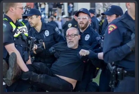 عکس/ دستگیری استاد دانشگاه معترض توسط پلیس آمریکا