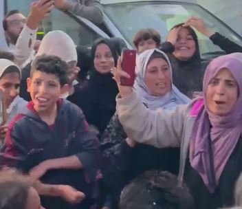 شادی مردم غزه پس از شنیدن خبر موافقت حماس با طرح آتش‌بس