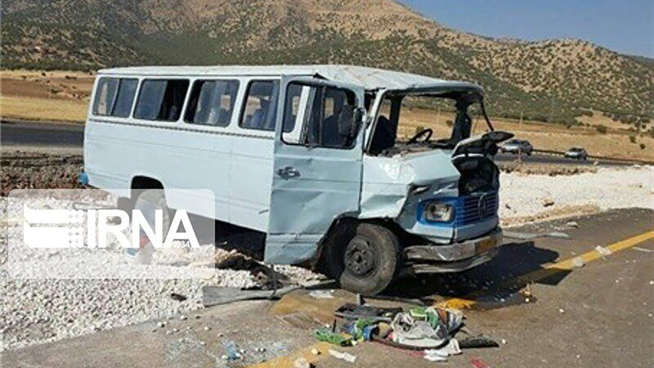 بی‌احتیاطی خسارت‌بار راننده مینی‌بوس در آزادراه قزوین - زنجان