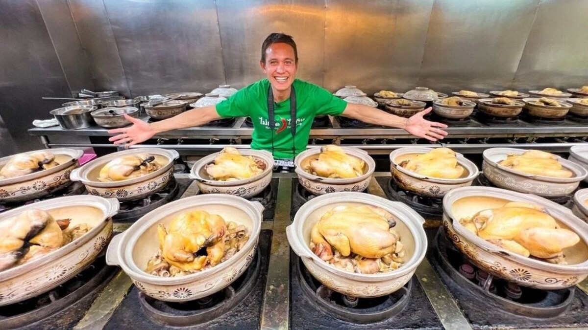 غذای خیابانی در تایوان؛ پخت ده‌ها مرغ در یک تنور فلزی