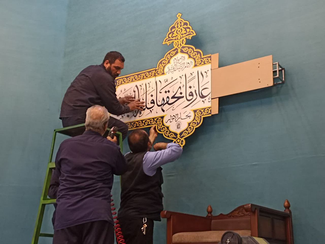 آماده سازی شبستان اصلی حرم حضرت معصومه (س) برای جشن‌های دهه کرامت