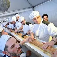 نانوایان فرانسوی رکورد پخت طولانی‌ترین نان باگت را شکستند